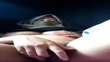 Cewek Hijab Ketahuan Menikmati Sentuhan Jari Di Kamar